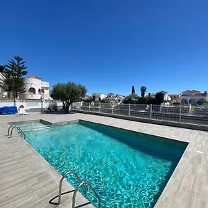 lcdm-apartamento-vista-canal-y-piscina-comunitaria.topcostabravahotels.com/